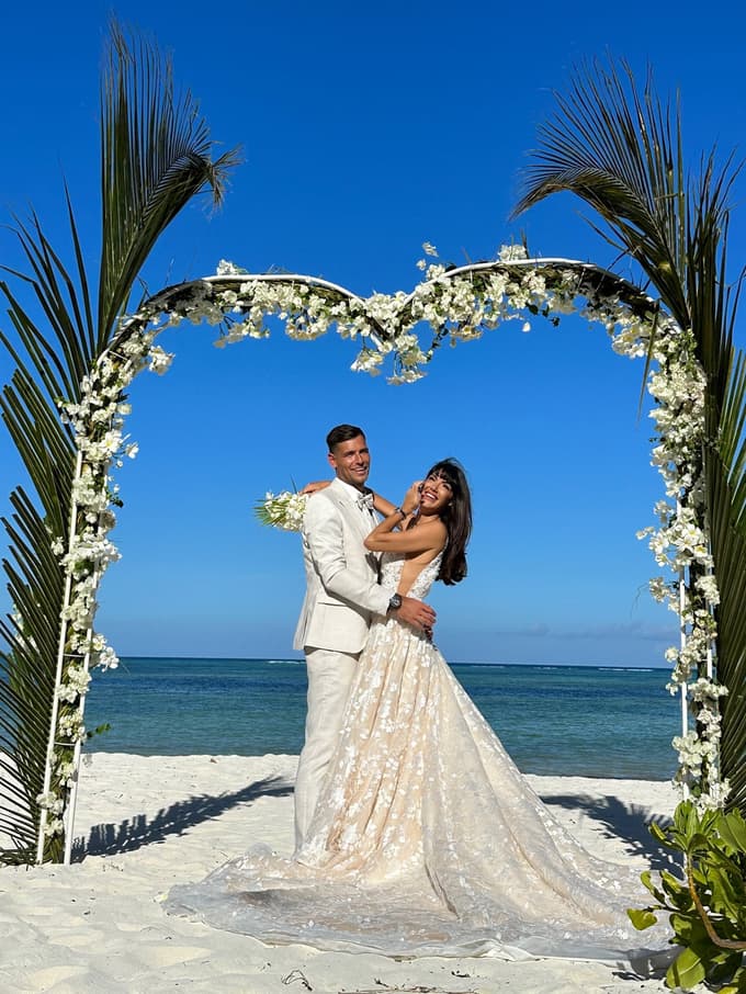 (FOTO) Kot iz pravljice: Eden najbolj markantnih mariborskih parov se je poročil na Zanzibarju