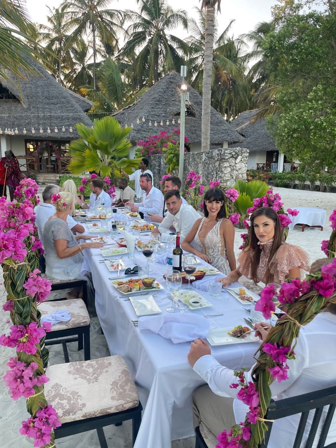 (FOTO) Kot iz pravljice: Eden najbolj markantnih mariborskih parov se je poročil na Zanzibarju