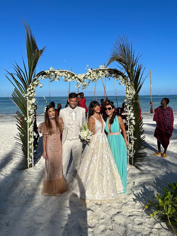 (FOTO) Kot iz pravljice: Eden najbolj markantnih mariborskih parov se je poročil na Zanzibarju