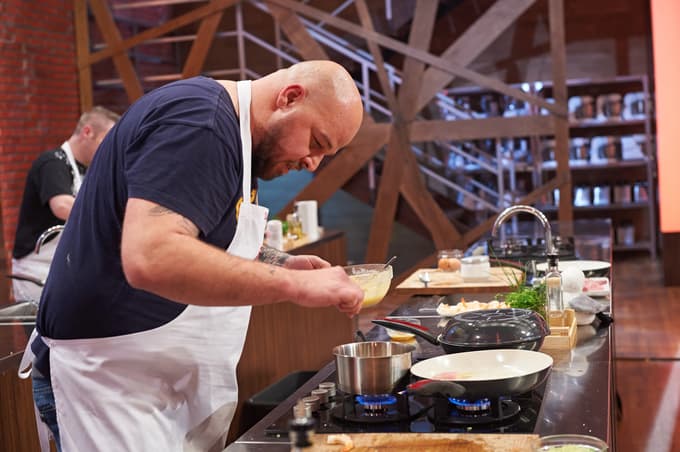 Najbolj seksi kuhar iz Masterchefa: Vsi želijo ustvarjati pikice pokice