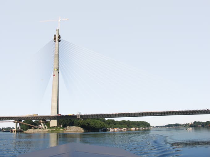 Mostu čez reko Savo v Beogradu, ki ga je zasnoval Viktor Markelj