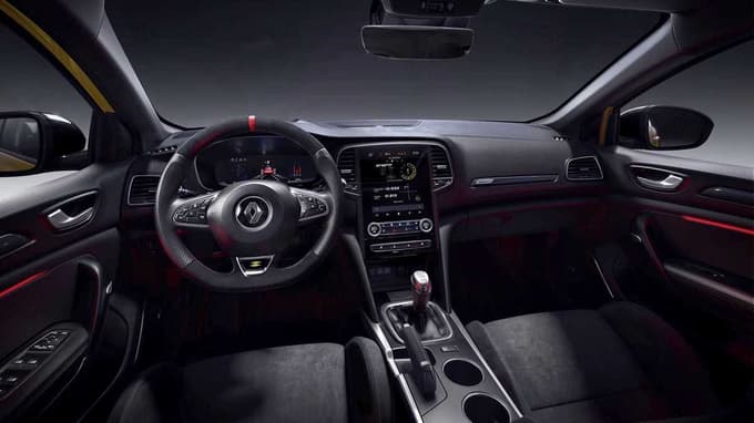 Notranjost je še vedno mešanica med uporabnostjo in brezkompromisno športnostjo.