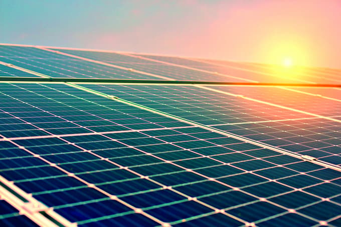 S svojim fotovoltaičnim sistemom proizvajate lastno solarno električno energijo, kar je za vas tudi cenovno ugodnejše kot pri oskrbovalcu z energijo.