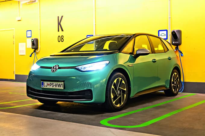Fosilna goriva ali elektrika? Vožnja z e-avtomobilom je lahko tudi nekajkrat cenejša.