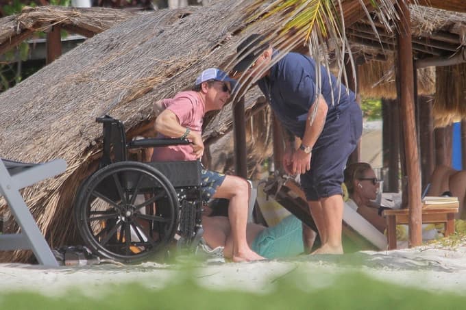 Paparaci so ga večkrat ujeli v invalidskem vozičku.