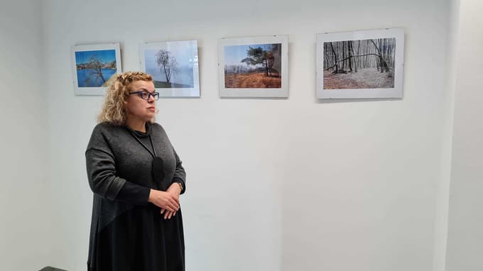 Sedaj že vem, kako moram voditi po razstavi, da nisem predolga, pravi zgovorna Darinka. Vsaka njena fotografija ima posebno zgodbo, še pove.