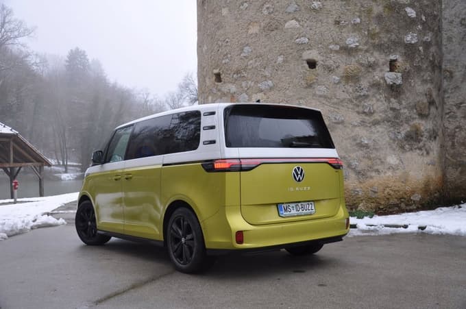 Kupce bo pritegnil z obliko, malo manj z zelo visoko ceno.