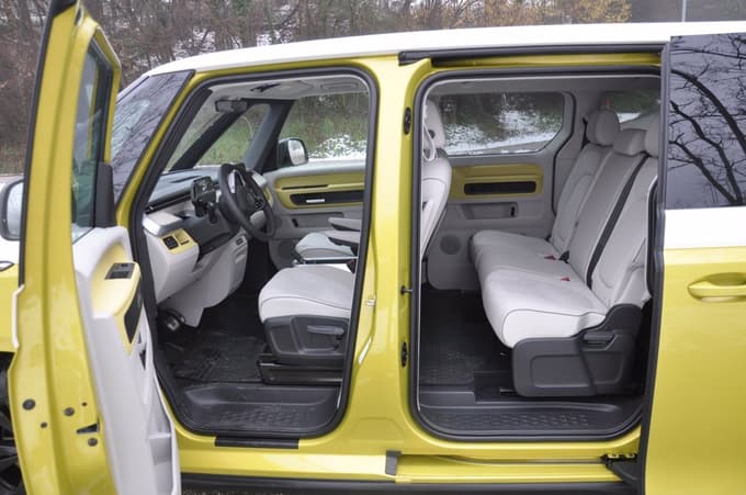 Na zadnje sedeže se pride skozi drsna vrata, ki so za doplačilo elektrificirana.