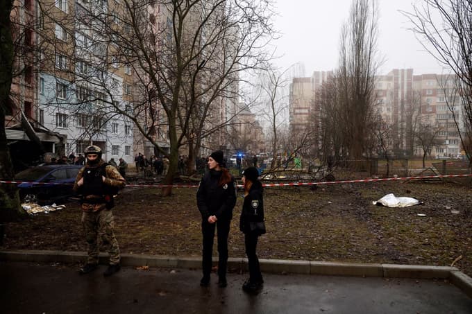 (FOTO) V strmoglavljenju helikopterja pri Kijevu umrl minister, med žrtvami tudi trije otroci. Odzval se je Golob