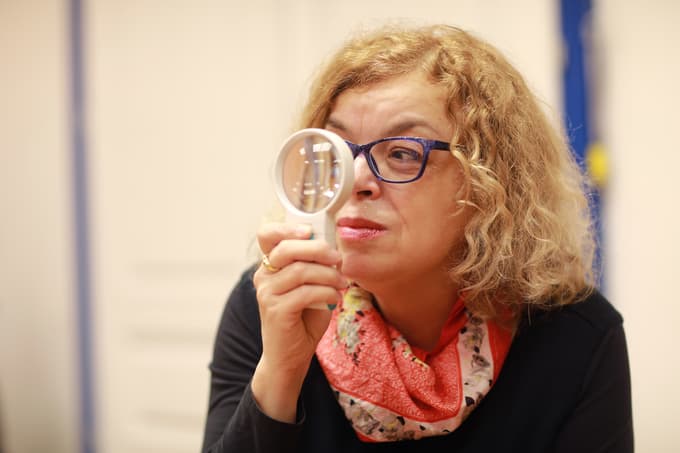 Pri branju si mora pomagati z lupo, zato ima raje zvočne knjige.