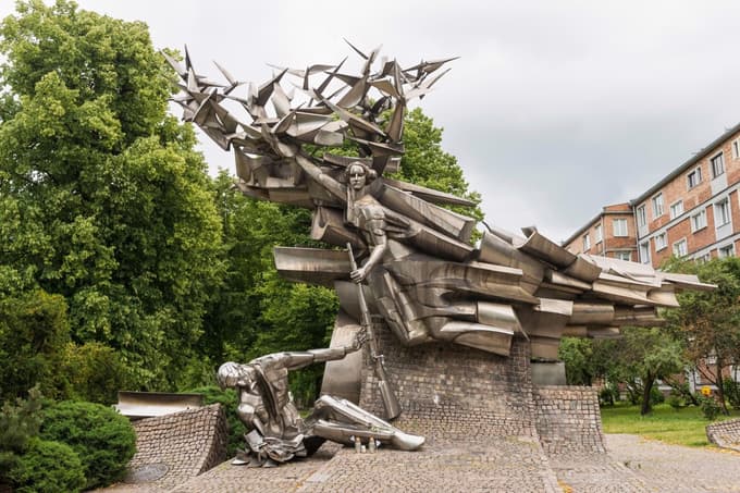 Spomenik branilcem pošte, postavljen leta 1979.