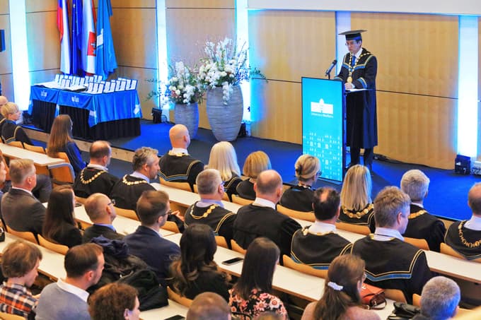 (PISMO) Friderik Klampfer: Razsvetljenstvo lite. Avtonomija po meri oblasti ali univerza z vklopno‑izklopnim gumbom