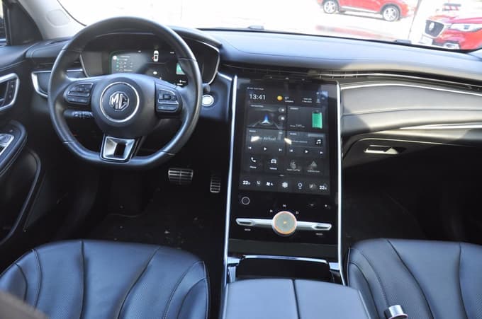 Notranjost je gre v korak s časom, prepoznavne pa so tudi bolj vzhodnjaške oblikovne poteze.