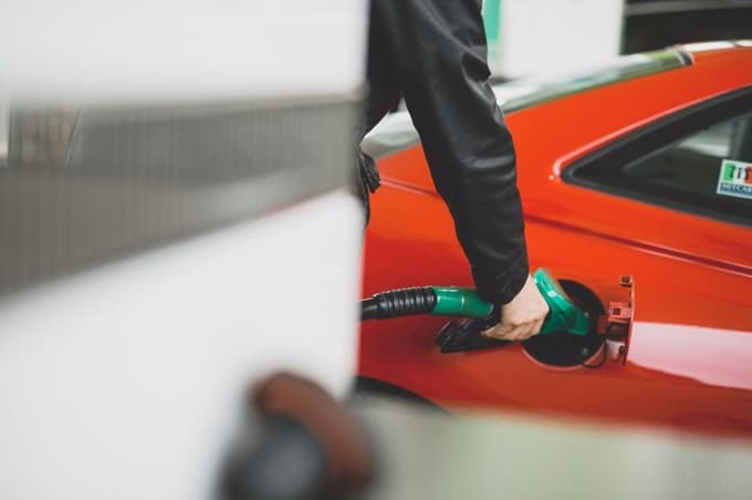 Trošarine in davek na dodano vrednost v številnih evropskih državah predstavljajo tudi več kot polovico končne cene goriva.