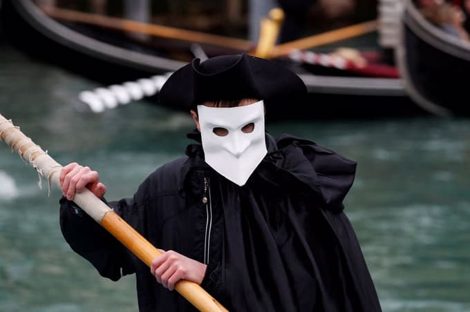 (FOTO) Začetek beneškega karnevala obeležili s sprevodom mask in uličnih umetnikov