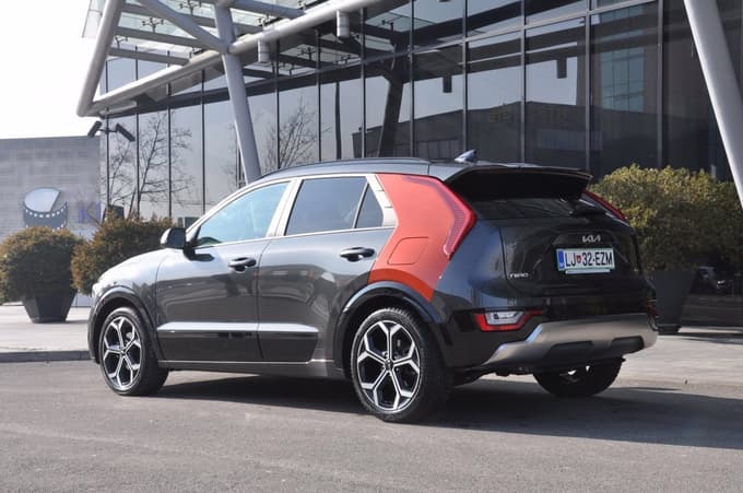 Ena od oblikovnih posebnosti, ki jih je avto prevzel od študije HabaNiro, je barvni C-stebriček. 