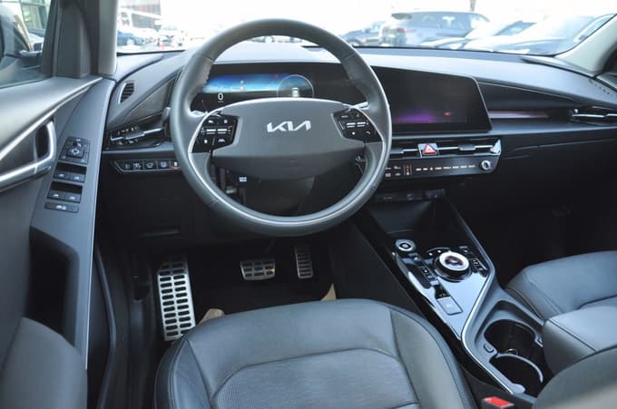 Tudi niro se uklanja trendu dveh zaslonov, združenih v eno enoto.