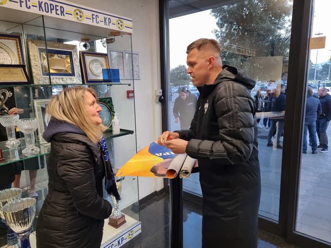 (VIDEO in FOTO) Iličić osrečil objokano navijačico Atalante, ki je v Koper prišla gledat Grande Profa