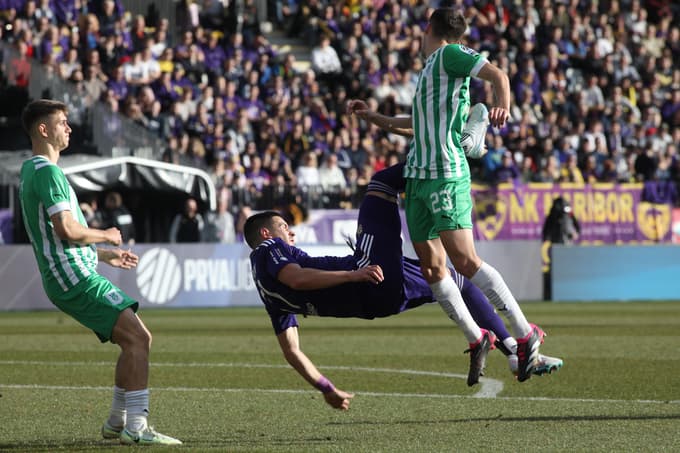 (FOTO) Večni nogometni derbi Maribora in Olimpije z 2:0 dobili Štajerci