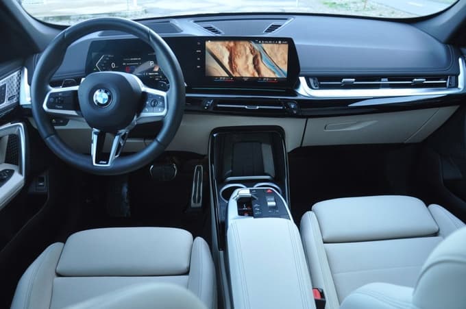 Notranjost nove generacije X1 povzema trend vseh Bavarcev - dva zaslona, združena v enega, in minimalizem.