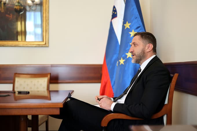 Minister za finance Klemen Boštjančič je danes pojasnil predlog za dodatno obdavčitev bank.