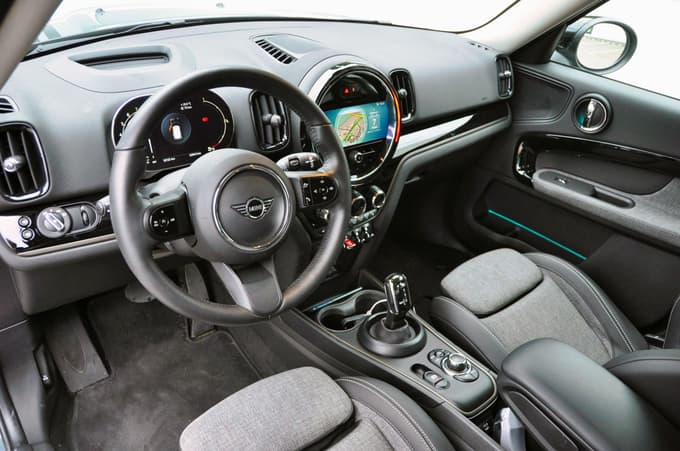 Notranjost je digitalizirana, a še vedno dovolj retro, da spominja na davne prednike.