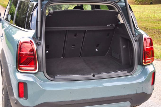 Prtljažnik meri 450 litrov in ga je mogoče povečati do 1390 litrov.