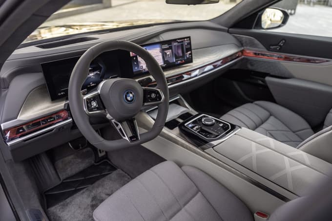 Voznikovo okolje je enako kot pri aktualnih novih modelih - dva digitalna zaslona, sestavljena v enega.