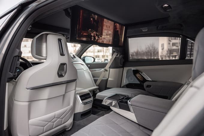 Potnikom na zadnjih sedežih je na voljo pravi mali kino. 