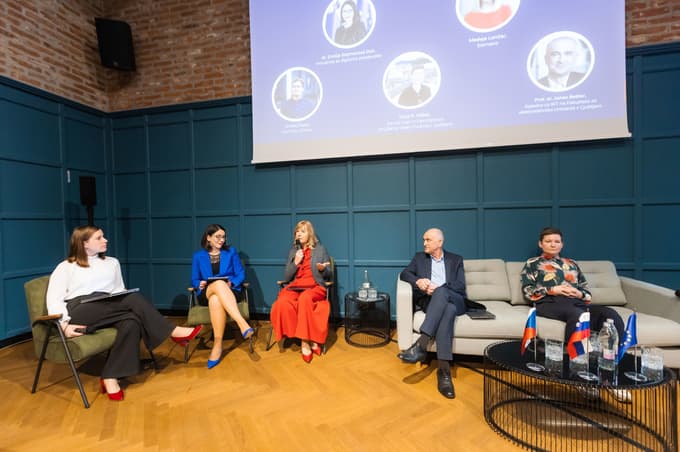 Od leve: Tjaša Sobočan, ministrica za digitalno preobrazbo dr. Emilija Stojmenova Duh, Medeja Lončar, direktorica Siemens Slovenija, dr. Janez Bešter, Fakulteta za elektrotehniko UL, in Katja K. Ošljak, Zavod Vsak.