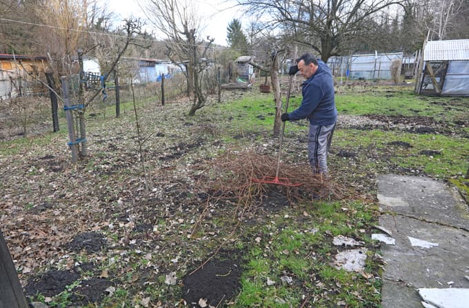 Vrtičkanje v okolici gozda samo po sebi ni problematično. Eden od pomembnih stikov z naravo je opazovanje, drugi pa je delo v naravnem okolju.