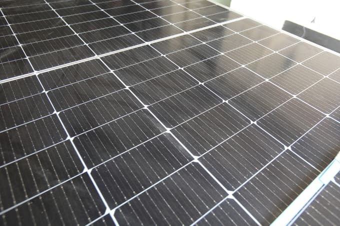 Že danes je v Sloveniji možno do polnega državnega subvencioniranja priti samo še ob postavitvi sončne elektrarne v kombinaciji z baterijo. 