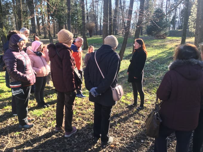 Podpredsednica Hortikulturnega društva Maribor Karin Bejo je popeljala po ob polju zvončkov. 