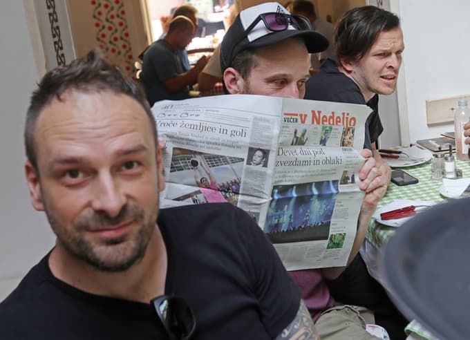 Med kosilom so prebirali tudi intervju z Jernejem Šavlom v Večeru v nedeljo.