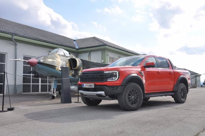 Raptorjeva šasija je dodatno ojačana, za zaščito motorja pa skrbi 2,3 mm debela jeklena plošča.