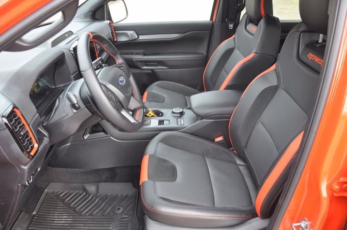 Merilniki so digitalni, za infotainment je tu 12-palčni zaslon na dotik.