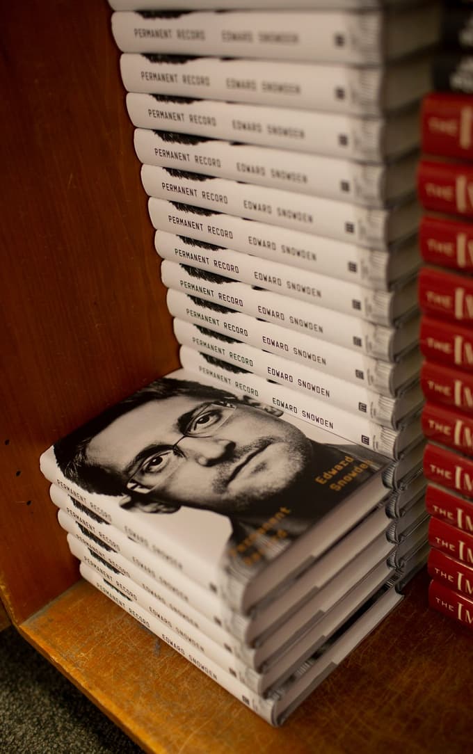 Snowdnova knjiga je že na knjigarniških policah po vsem svetu, tudi v ZDA. 