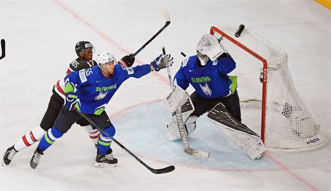 Napis Ubijalci na demonstracijah v Rimu po uboju 23-letnega Carla Giulianija