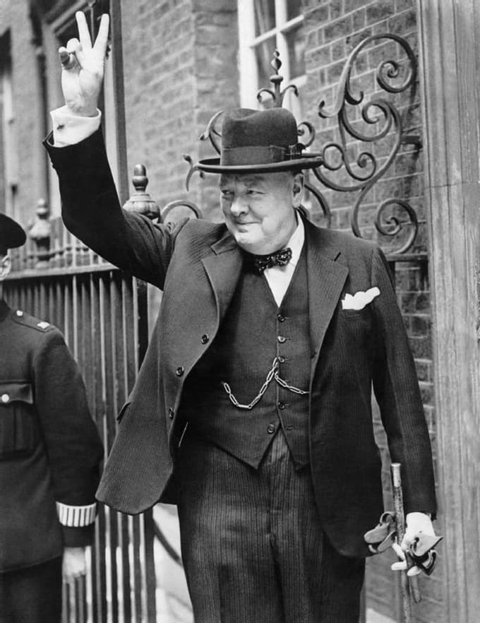 Znak V kot victory (zmaga) je bil najbolj popularen v času druge svetovne vojne, ko ga je uporabljal britanski premier Winston Churchill.