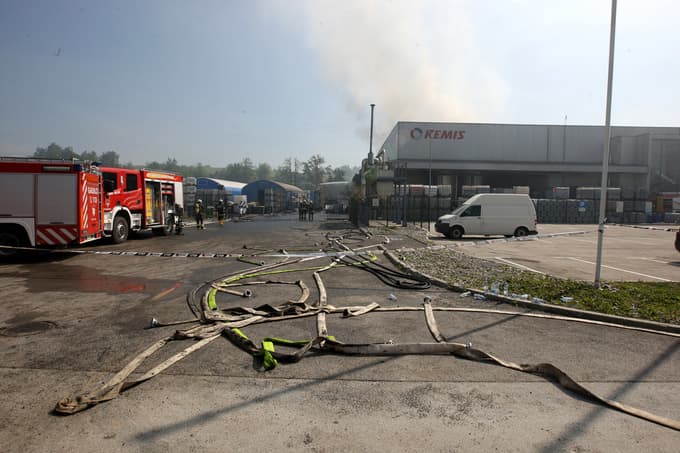 (FOTO) Požar pri Vrhniki pod nadzorom, v bližnjem potoku ni več življenja