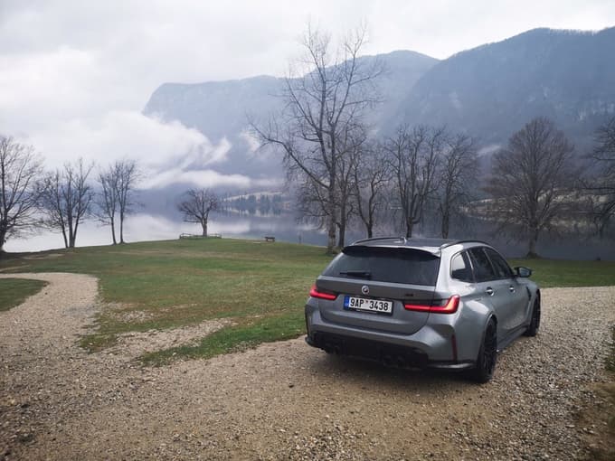 Cena se začne tik pod 100 tisočaki, od primerljivega limuzinskega M3 pa je dražji za 750 evrov. 