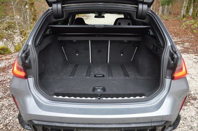 Prtljažnik meri 500 litrov, kar je precej za avto, ki je v osnovi namenjen pokoritvi cest. 