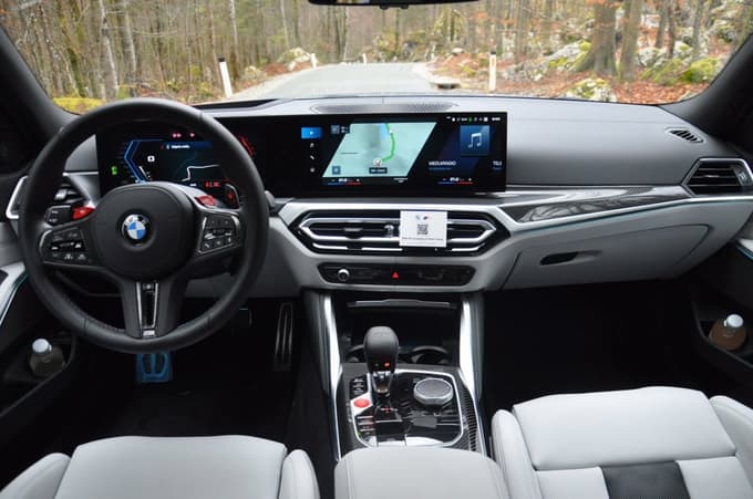 Notranjost je enaka kot pri limuzinski različic, je pa M3 touring težji za 160 kilogramov. 