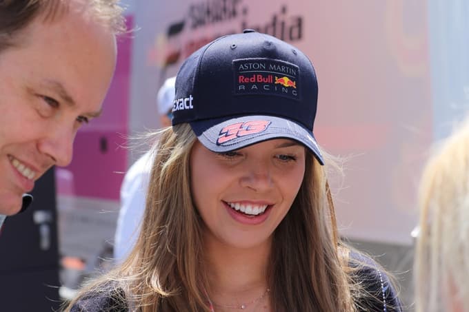 Je pevki Victorii Swarovski uspelo omrežiti milijarderjevo srce? No, tudi sama prihaja iz družine z neizmernim bogastvom, ki jim ga prinašajo izdelki iz slovitega kristala.