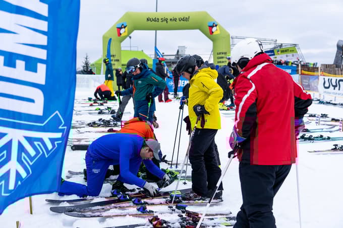 Servisna ekipa ima polne roke dela.