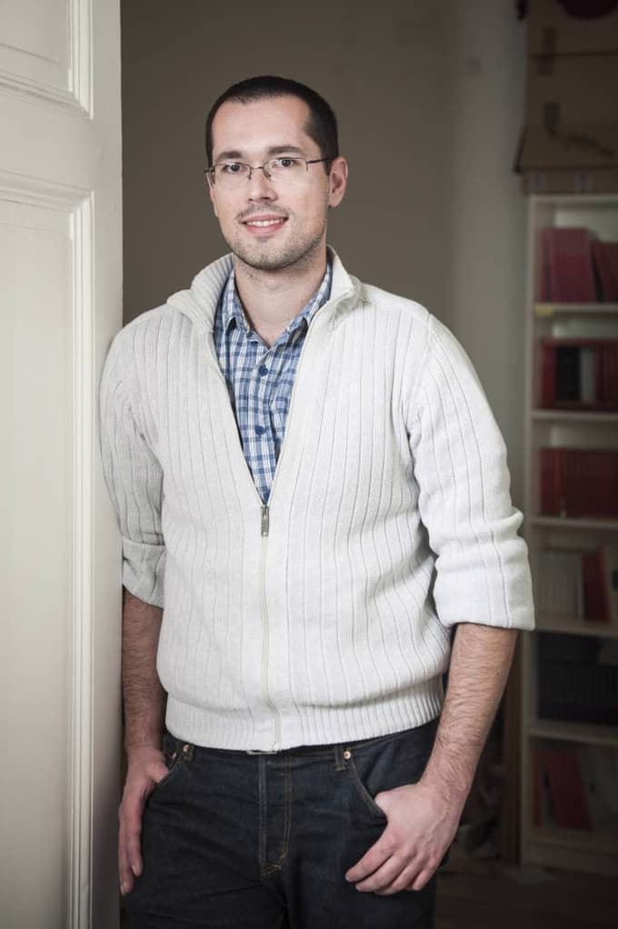 "Sem eden od pisateljev, ki pišejo izrazito fikcijo, čeprav seveda ves čas jemljem posamezne elemente iz svojih izkušenj."