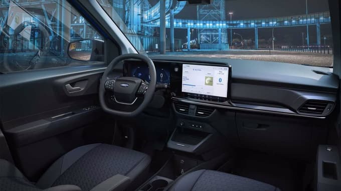 Merilniki so zdaj digitalni, infotainment zaslon meri dvanajst palcev. 