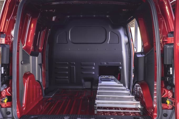 Notranjost je širša in zdaj lahko sprejme dve euro paleti.