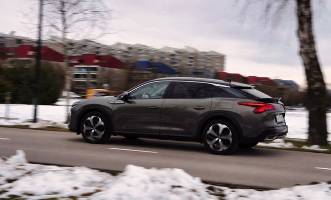 Po obliki je veliki citroen križanec, je nekoliko višji, s kupejevsko silhueto. 