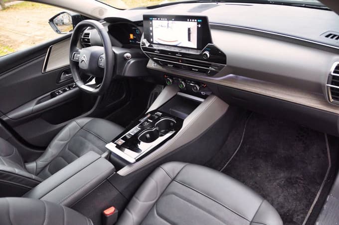 Notranjost prinaša obilico udobja, šibka točka je le infotainment. 